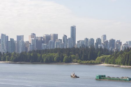 De Skyline van Vancouver vanaf de Lions Gate bridge